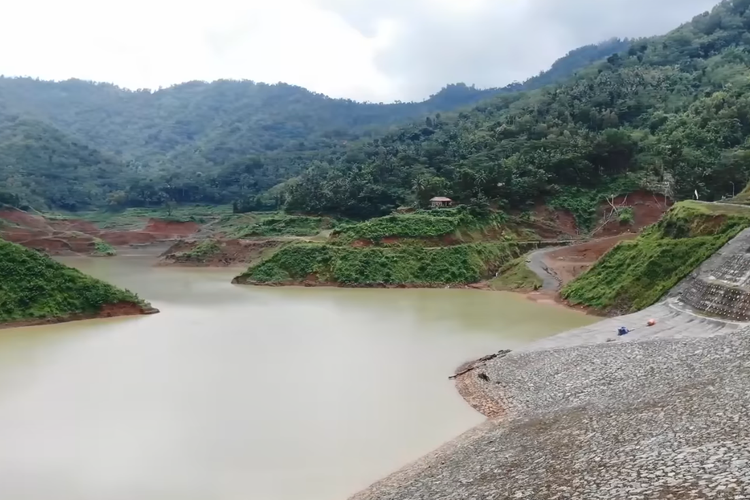 Tangkapan layar pemandangan Waduk Tukul atau Bendungan Tukul di Kabupaten Pacitan, Jawa Timur yang baru diresmikan oleh Presiden Joko Widodo pada Minggu (14/2/2021) dan rencananya akan dikembangkan menjadi tempat wisata (dok. YouTube Sekretariat Presiden).