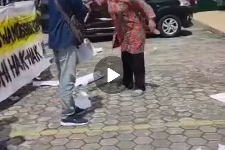 Tangkapan layar video oknum dosen saat menghambur aksi mahasiswa Universitas Trunajaya di Kota Bontang, Kaltim, Selasa (28/9/2021). 