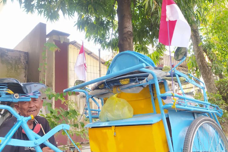 Tidak hanya memasang bendera merah-putih, para tukang becak di Lamongan, Jawa Timur, juga menghias becaknya semenarik mungkin selama di Bulan Agustus, Senin (8/8/2022). *** Local Caption *** Tidak hanya memasang bendera merah-putih, para tukang becak di Lamongan, Jawa Timur, juga menghias becaknya semenarik mungkin selama di Bulan Agustus, Senin (8/8/2022).