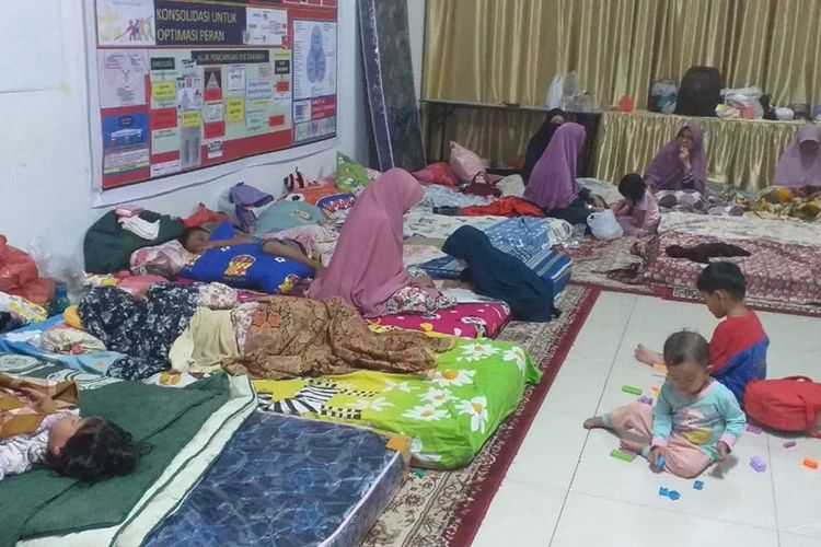 Salah satu ruangan yang dihuni pengungsi di posko kesehatan Kantor DPW PKS Riau di Jalan Soekarno Hatta, Kota Pekanbaru, Riau, Rabu (18/9/2019) malam.