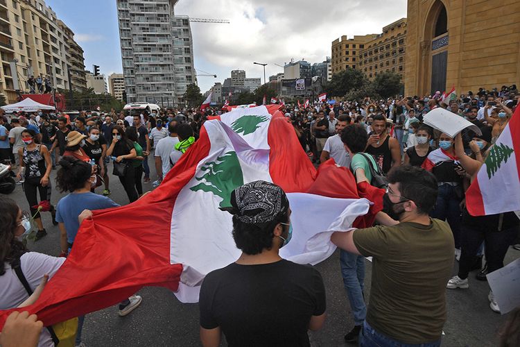 Pengunjuk rasa menggelar demo memprotes ledakan yang terjadi Selasa lalu, di pusat kota Beirut, Lebanon, Sabtu (8/8/2020). Unjuk rasa tersebut merupakan bentuk kemarahan warga kepada pemerintah Lebanon yang dianggap lalai, menyusul ledakan besar di Beirut pada 4 Agustus lalu yang merenggut ratusan korban jiwa.