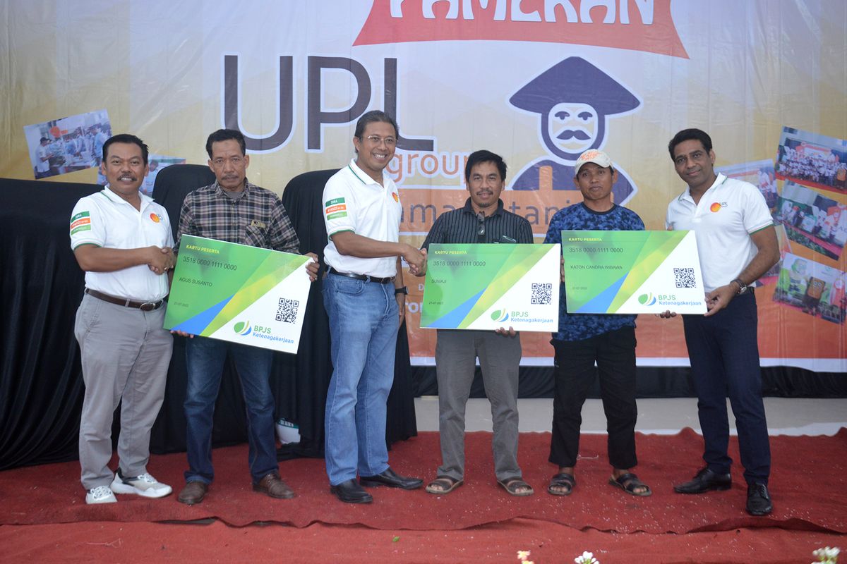 Direktur UPL Indonesia Devendra Gangwar dan Kepala Kantor BPJS Ketenagakerjaan Cabang Jakarta Mangga Dua, Yudi Amrinal menyerahkan kartu BPJS Ketenagakerjaan ke para petani yang ada di Enrekang, Sulawesi Selatan, Rabu (24/8/2022).