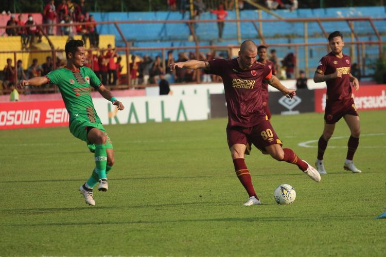 Sepakan Keras pemain PSM Makassar Willem Pluim kearah gawang Kalteng Putra di Stadion Andi Mattalatta, Makassar, Rabu (6/11/2019)