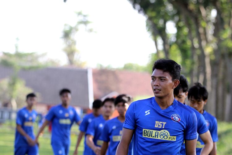 Pemain Arema FC, Dedik Setiawan mengikuti latihan rutin untuk persiapan Liga 1 2021 di Lapangan Ketawang Gondanglegi Kabupaten Malang, Jawa Timur, Jumat (28/05/2021) pagi.