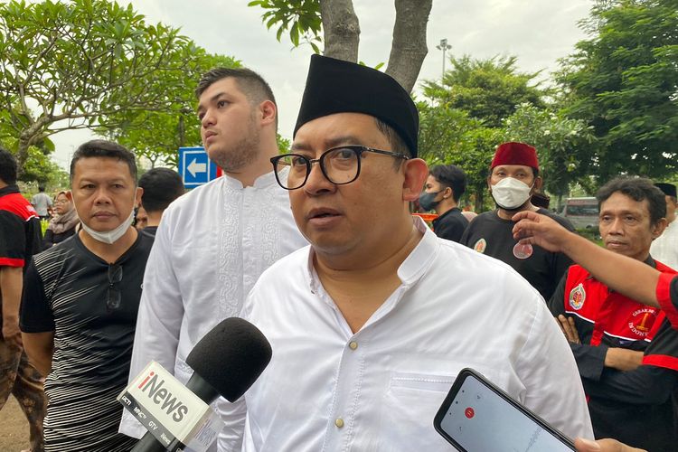 Politisi Gerindra Fadli Zon saat mendatangi pemakaman Budayawan Betawi Ridwan Saidi di TPU Karet Bivak, Minggu (25/12/2022).  