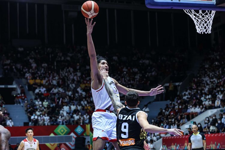 Pebasket timnas Indonesia, Derrick Xzavierro mencoba mencetak poin saat melawan timnas basket Yordania pada laga kedua Grup A FIBA Asia Cup 2022 di Istora Senayan, Jakarta, pada Kamis (14/7/2022).  Timnas basket Indonesia kalah 65-74 dari Yordania.