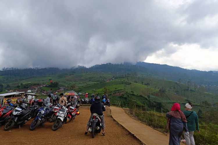 Pemandangan di area parkir motor Taman Langit Pangalengan, Jawa Barat, Sabtu (29/4/2023).
