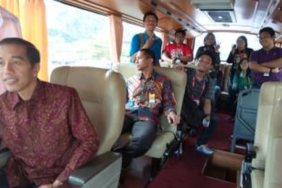 Presiden terpilih Joko Widodo saat mengajak wartawan menumpang bus yang sama dengan dirinya.