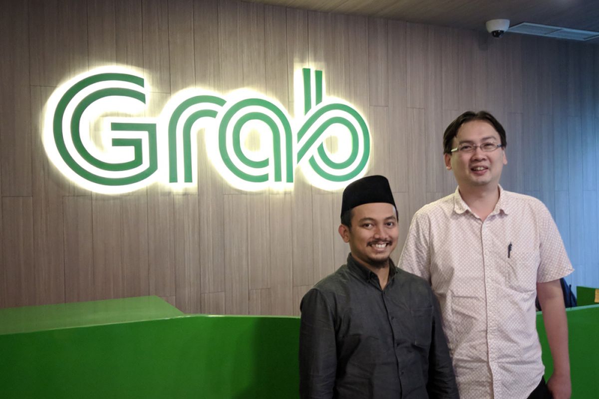 Head of Data Grab, Ainun Najib (kiri), dan Warehouse Engineer Grab, Andreas Hadimulyono, di kantor Grab di Jakarta, Kamis (22/3/2018).