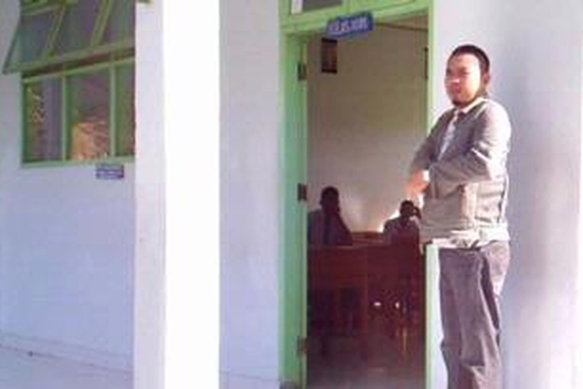 Polisi berpakaian preman dari unit Burusergap (Buser) Polres Bulukumba, Sulawesi Selatan melakukan penjagaan di depan pintu ruangan tempat dua penghuni Lapas ikut Ujian Nasional di sekolahnya.