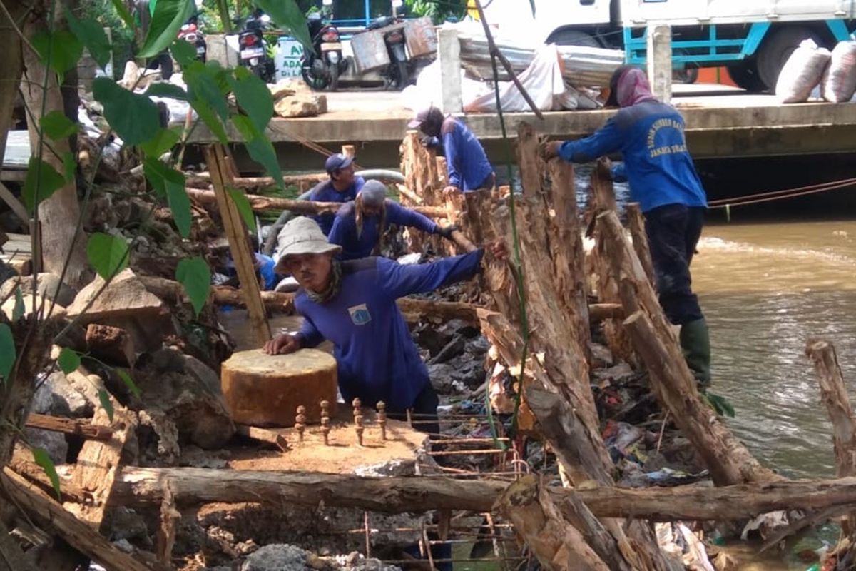 pembenahan turap di kawasan Jagakarsa, Jakarta Selatan, Senin (4/11/2019)