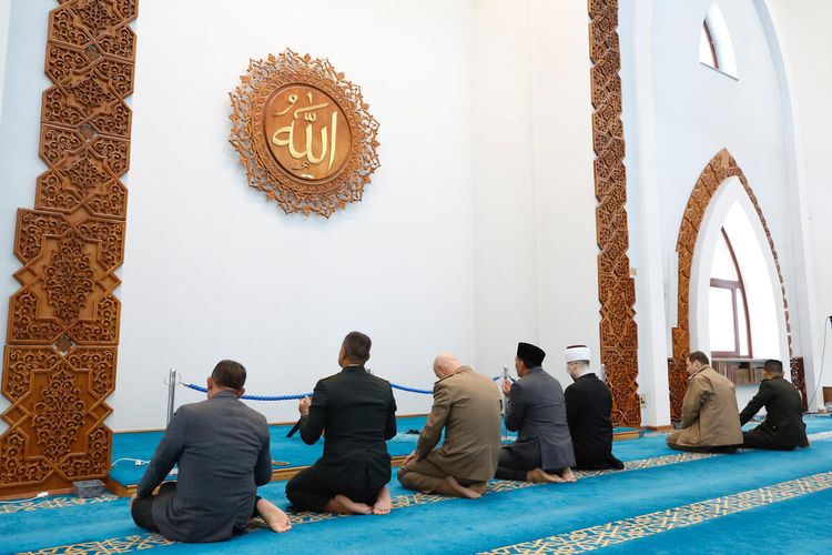 Menteri Pertahanan RI Sjafrie Sjamsoeddin dan Wakil Panglima TNI Jenderal Tandyo Budi Revita salat berjamaah di Masjid Soeharto, Sarajevo, Bosnia dan Herzegovina, Minggu (11/1/2026).