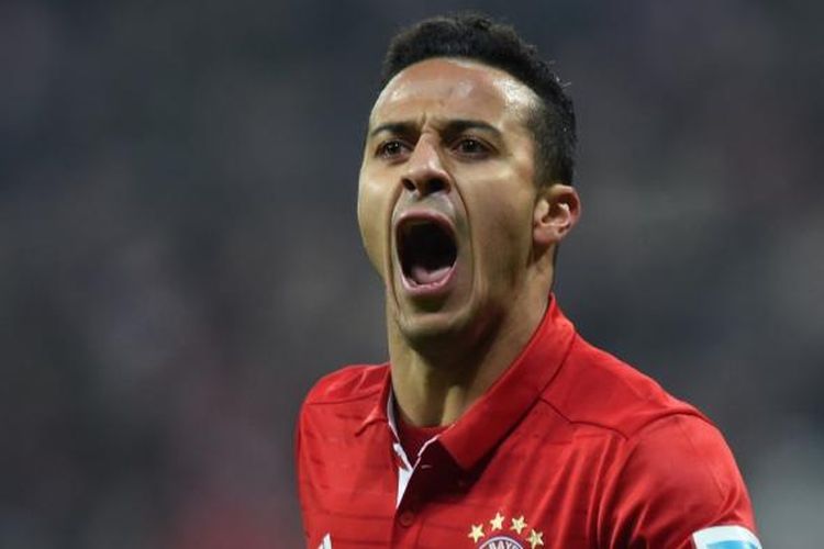 Thiago Alcantara merayakan gol Bayern Muenchen ke gawang Leipzig pada partai lanjutan Bundesliga di Allianz Arena, 21 Desember 2016.