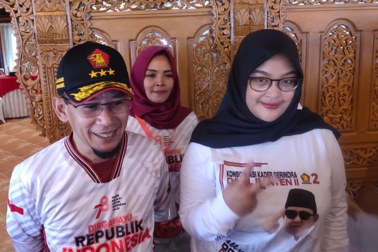 Sekretaris DPD Partai Gerinda Banten Annisa Desmond Mahesa (kanan) saat menghadiri Konsoliasi Akbar kader Gerindra Dapil II Banten di Kota Serang, Minggu (20/8/2023).