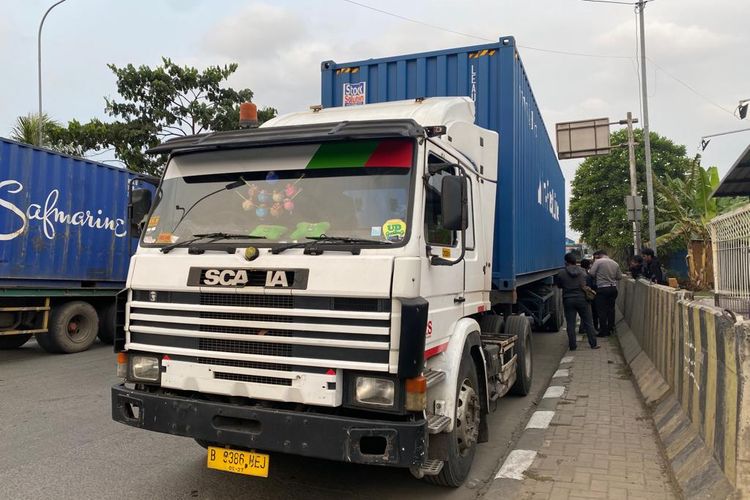 Truk trailer muatan kontainer yang melindas pengendara sepeda motor di Jalan Akses Marunda, Cilincing, Jakarta Utara pada Jumat (5/5/2023).