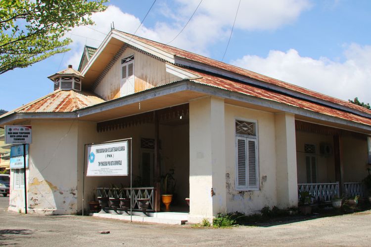 Gedung PKK Kota Gorontalo dulunya sebagai kantor jawatan pertanian, bersebelahan dengan kantor Pelni yang dulu bernama Koninklijke Paketvaart Maatschappij (KPM) .