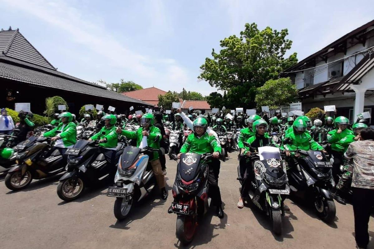 Walkit Tegal bekerja sama dengan Grab, mrlibatkan ratusan armada GrabExpress untuk mengirimkan dokumen pada masyarakat dalam rangka mewujudkan visi smart city.