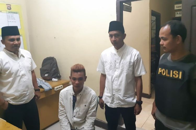 Hasan (21) warga Desa Pematang Panggang, OKI, diamankan di Mapolsek Mesuji usai tertangkap sedang membegal salah seorang sopir kendaraan pick up di jalintim Palembang-Lampung Desa Pematang Panggang, OKI, Kamis (9/5/2019). 
