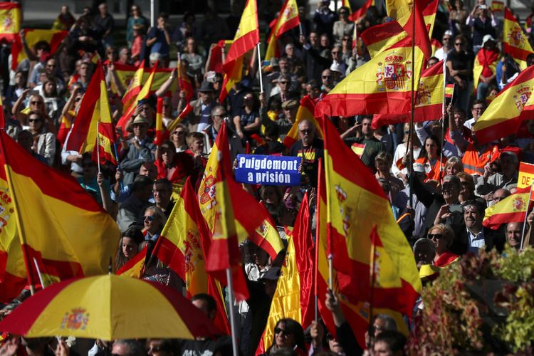 Demonstran pro-persatuan berkumpul membawa spanduk meminta penangkapan Presiden Catalonia yang dipecat Carles Puigdemont di Madrid, Spanyol, Sabtu (28/10/2017). ANTARA FOTO/REUTERS/Sergio Perez/djo/17