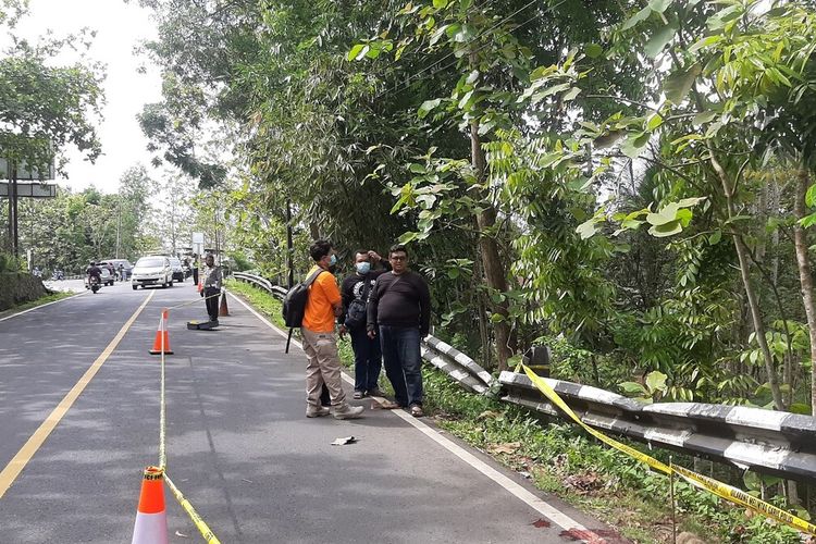 Polisi Melakukan Olah TKP Penemuan Jenasah Laki-laki Bersimbah Darah di Jalan Yogya-Wonosari, Patuk, Gunungkidul Rabu (11/11/2020)