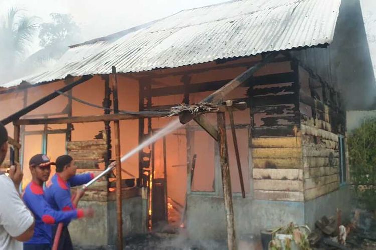 Sebanyak tiga rumah dilaporkan ludes terbakar menjelang waktu berbuka puasa di Desa Beringin LB, Kecamatan Lhoksukon, Kabupaten Aceh Utara, Provinsi Aceh, Selasa (12/4/2022) sekitar pukul 18.30 WIB.