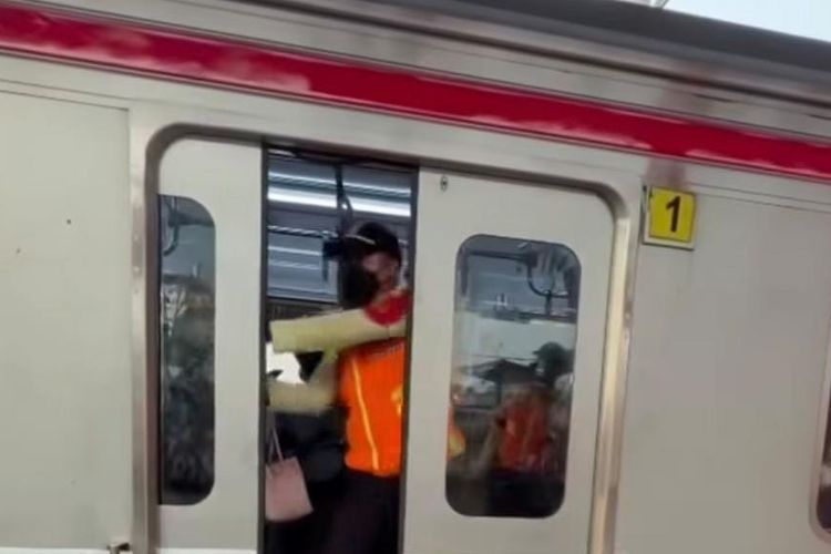 Pintu KRL Bekasi-Angke Sempat Error, Tidak Menutup Rapat, Dijaga Petugas Kereta