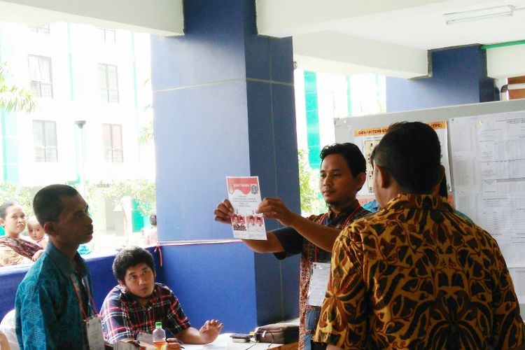  Perhitungan surat suara di TPS 141 Rusun Rawa Bebek, Pulo Gebang, Jakarta Timur, Rabu (19/4/2017).