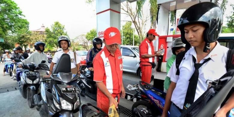 Pengendara motor mengantre di SPBU untuk mengisi bahan bakar minyak (BBM) jenis premium, di Bali, Selasa (26/8/2014). Kelangkaan BBM mulai muncul di beberapa daerah menyusul wacana kenaikan harga BBM karena komsumsi BBM melebihi batas maksimal 46 juta kiloliter.