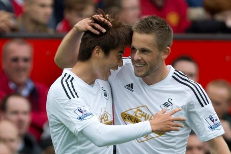 Dua pemain Swansea City, Ki Sung-Yeung (kiri) dan Gylfi Sigurdsson.