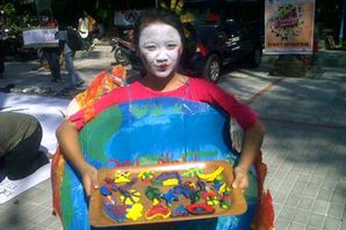 Ternyata kertas bekas yang kerap kita sia-siakan dapat dimanfaatkan untuk berbagai barang kesenian. Hal ini dipraktikkan Tim Go Green dalam Urban Fest 2009 di Ancol, Minggu (25/10).