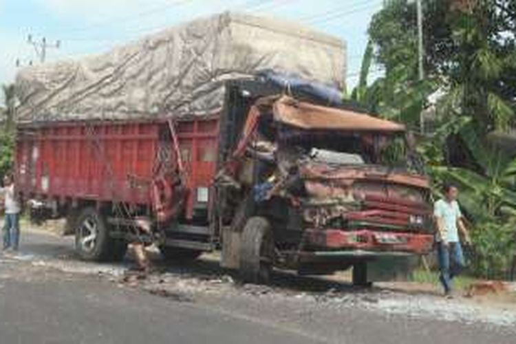 Kondisi tru fuso yang dikendarai Aziz warga Kota Padang Sumatera Barat rusak parah pada bagian depan akibat bertabrakan dengan truk angkutan getah karet di kalan lintas timur- Palembang-Ogan Ilir 