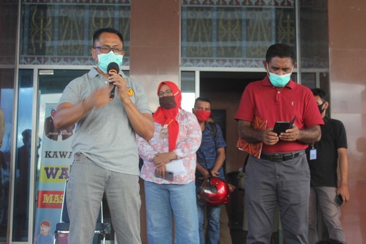 Ketua Harian Gugus Tugas Percepatan Penanganan Covid-19 Provinsi Maluku, Kasrul Selang saat menyampaikan keterangan kepada wartawan di Kantor Gubernur Maluku, Sabtu (16/5/2020)