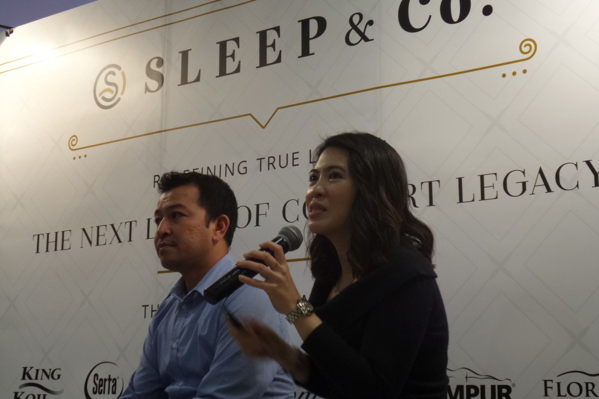 Brand Manager PT Duta Abadi Primantara, Mukti Argo dan Head of Direct Sales Christine Setiawan pada peresmian Sleep & Co Mall Taman Anggrek, Kamis (28/3/2019).