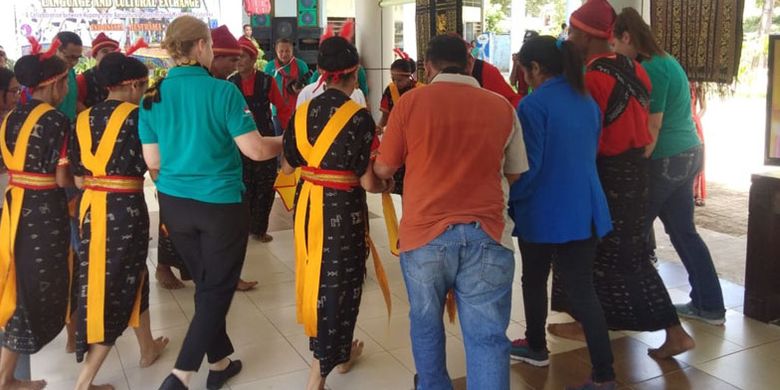 Mahasiswa Politani Negeri Kupang, NTT menampilkan tarian dari sejumlah etnis di NTT dalam acara pertukaran Bahasa dan Budaya antara Melbourne Polytechnic dan Politeknik Pertanian (Politani) Negeri Kupang, Kamis (18/4/2019).