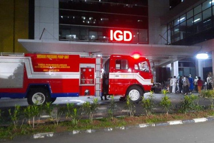 Personel Damkar Jakarta Timur saat proses pemadaman api di RSUD Pasar Rebo, Rabu (9/3/2022) 