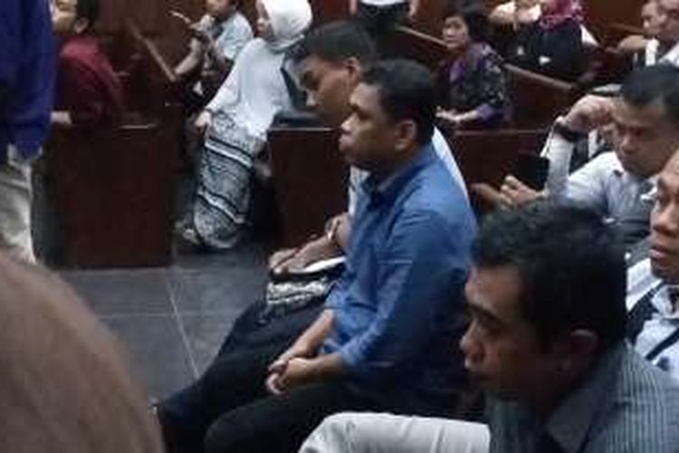Staf anggota Komisi V DPR Jaelani (berbaju biru), duduk di kursi hadirin persidangan di Pengadilan Tipikor, Jakarta, Senin (2/5/2016).