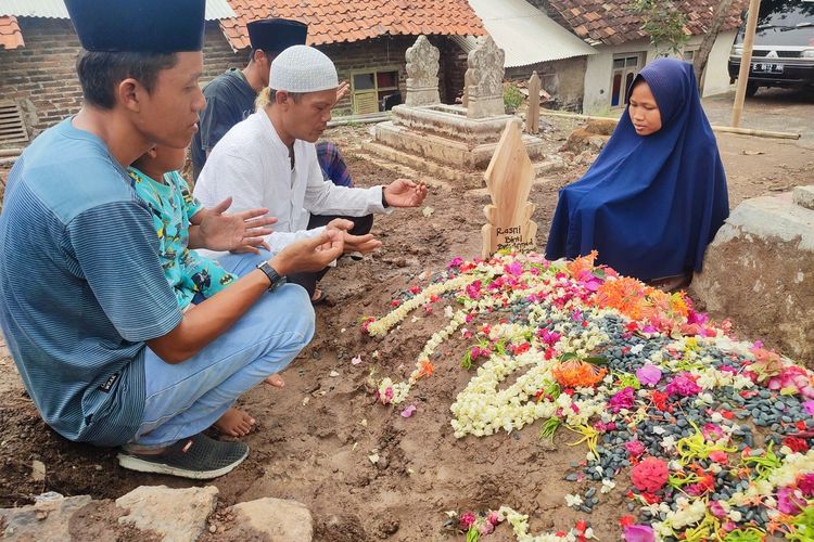 Keluarga IRT yang tewas dibunuh mengunjungi makam korban di Desa Cangkoak Kecamatan Dukupuntang Kabupaten Cirebon, Senin siang (27/11/2023). Keluarga korban duga pelaku pembunuhan adalah mantan suami korban sendiri