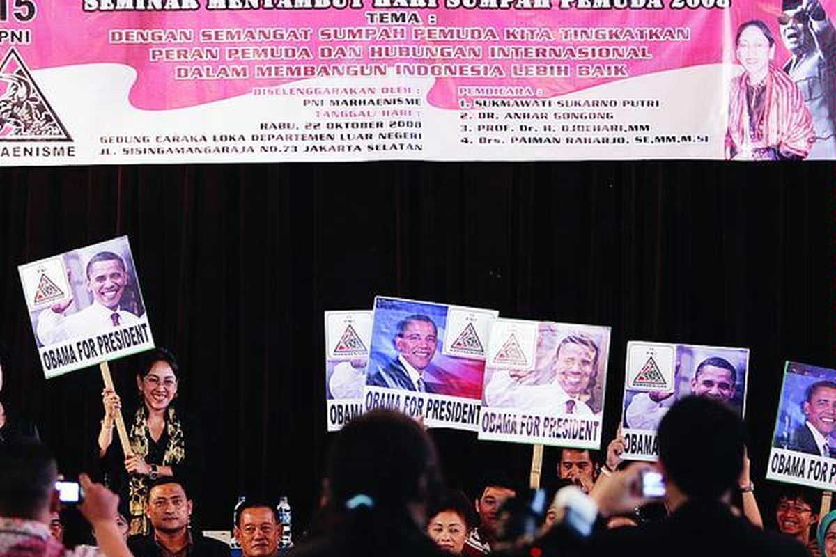 Ketua Umum DPP PNI Marhaenisme Sukmawati Soekarnoputri (kiri) mengusung gambar salah satu calon presiden Amerika, Barack Obama, seusai memberikan arahannya dalam seminar menyambut Hari Sumpah Pemuda, 28 Oktober 2008 di Jakarta, Rabu (22/10). Hadir sebagai pembicara dalam seminar tersebut, antara lain, Anhar Gonggong, P Raharjo, dan H Djoehari.  