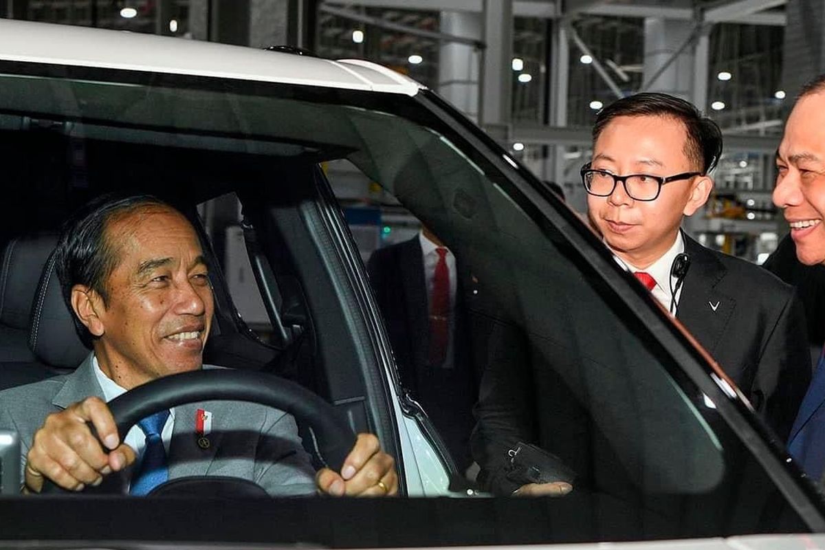 Presiden RI Joko Widodo (Jokowi) menyempatkan diri untuk berkunjung ke pabrik produsen kendaraan listrik VinFast ditemani Direktur Umum VinFast Pham Nhat Vuong yang berlokasi di Hai Phong, Vietnam, Sabtu (13/1/2024).