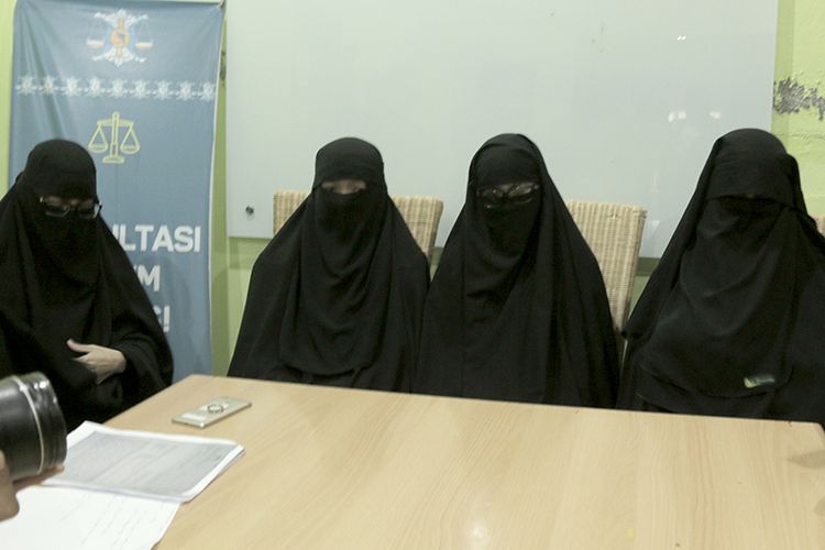 empat wanita yang melaporkan kehiilangan suaminya ke Yayasan Advokasi Rakyat Aceh (YARA) di Banda Aceh berinial  R, K, R, N,  Kamis (20/12/2018).  