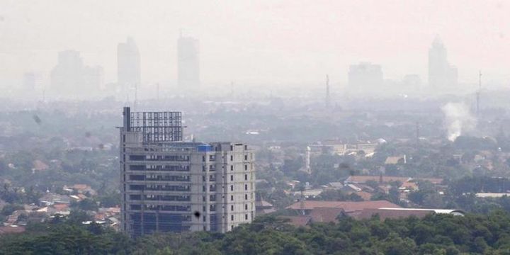 Tingginya tingkat polusi udara membuat pemandangan kawasan Jakarta Selatan terlihat samar seperti berselimut kabut tipis, Rabu (18/7/2012). 