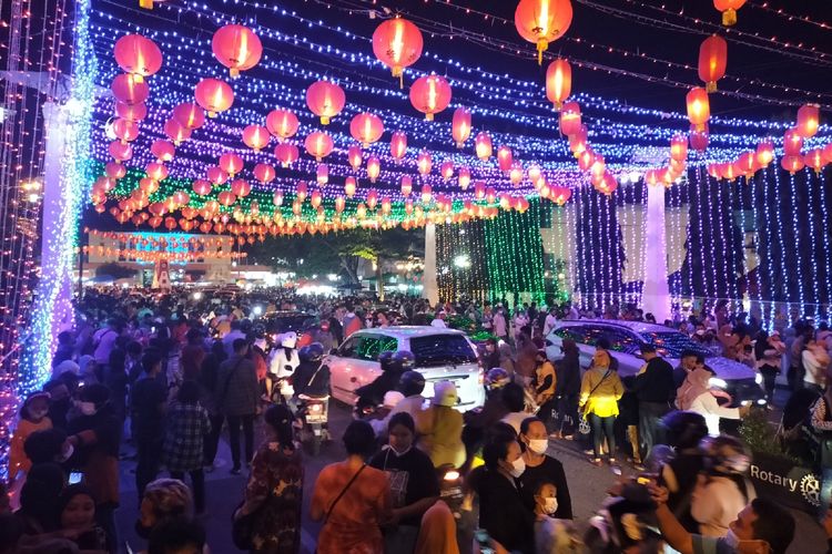 Ribuan warga padati Jembatan Pasar Gede, Kota Solo, demi menonton lampion, Minggu (30/1/2022).