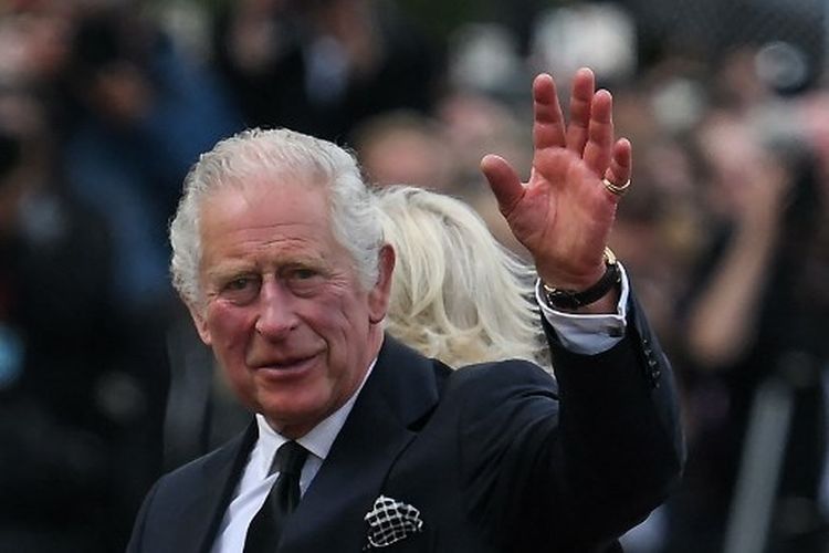 Raja Inggris Charles III dan Camilla Inggris, Permaisuri menyambut orang banyak saat mereka tiba di Istana Buckingham di London, pada 9 September 2022, sehari setelah Ratu Elizabeth II meninggal pada usia 96 tahun.