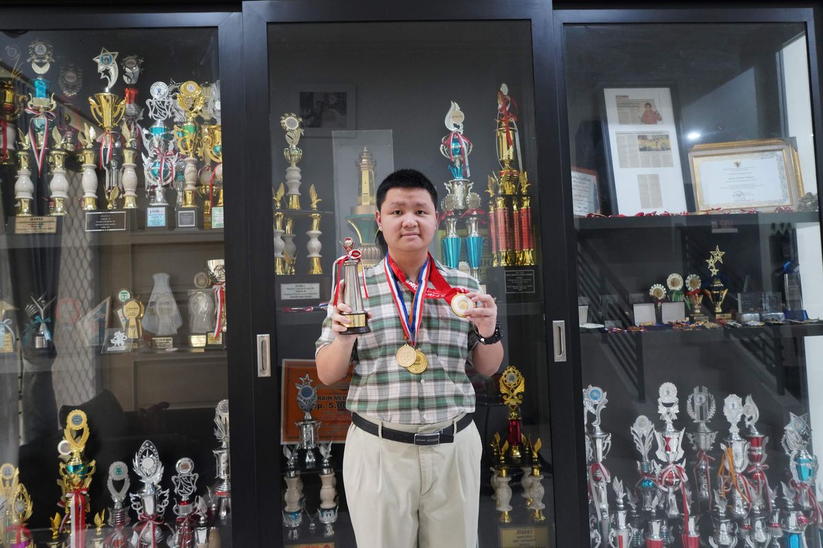 Tahun ini, Stanve Avrilium Widjaja asal Indonesia berhasil meraih medali emas pada International Mathematical Olympiad (IMO) dan Tuymaada International Olympiad (Tuymaada).