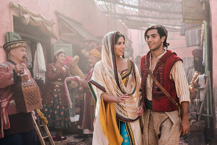 Naomi Scott dan Mena Massoud dalam Aladdin (2019).