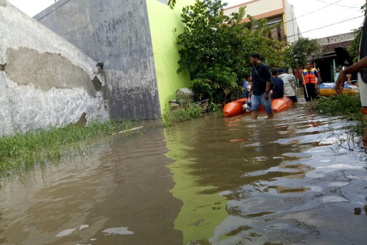 Hujan yang mengguyur wilayah Jabodetabek membuat kawasan Perumahan Garden City Blok I,  Gebang Raya, Periuk, Kota Tangerang, Sabtu (1/2/2020) pagi terendam banjir.