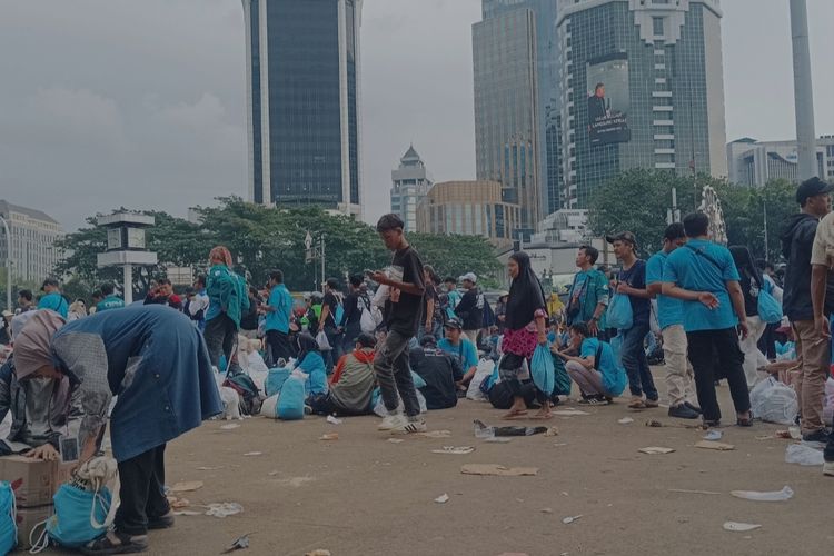 Aksi Buruh di Monas Usai, Sebagian Pulang, Lainnya Menunggu Bus