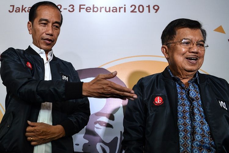 Calon presiden petahana nomor urut 01 Joko Widodo (kiri) bersama Dewan Pengarah Jenggala Center Jusuf Kalla memberikan keterangan pers seusai menghadiri Rapat Konsolidasi Nasional Jenggala Center di Jakarta, Minggu (3/2/2019). Kegiatan tersebut untuk menyatukan langkah Jenggala Center dalam pemenangan pasangan capres-cawapres nomor urut 01 Joko Widodo dan Maruf Amin dalam Pilpres 2019. ANTARA FOTO/Sigid Kurniawan/aww.