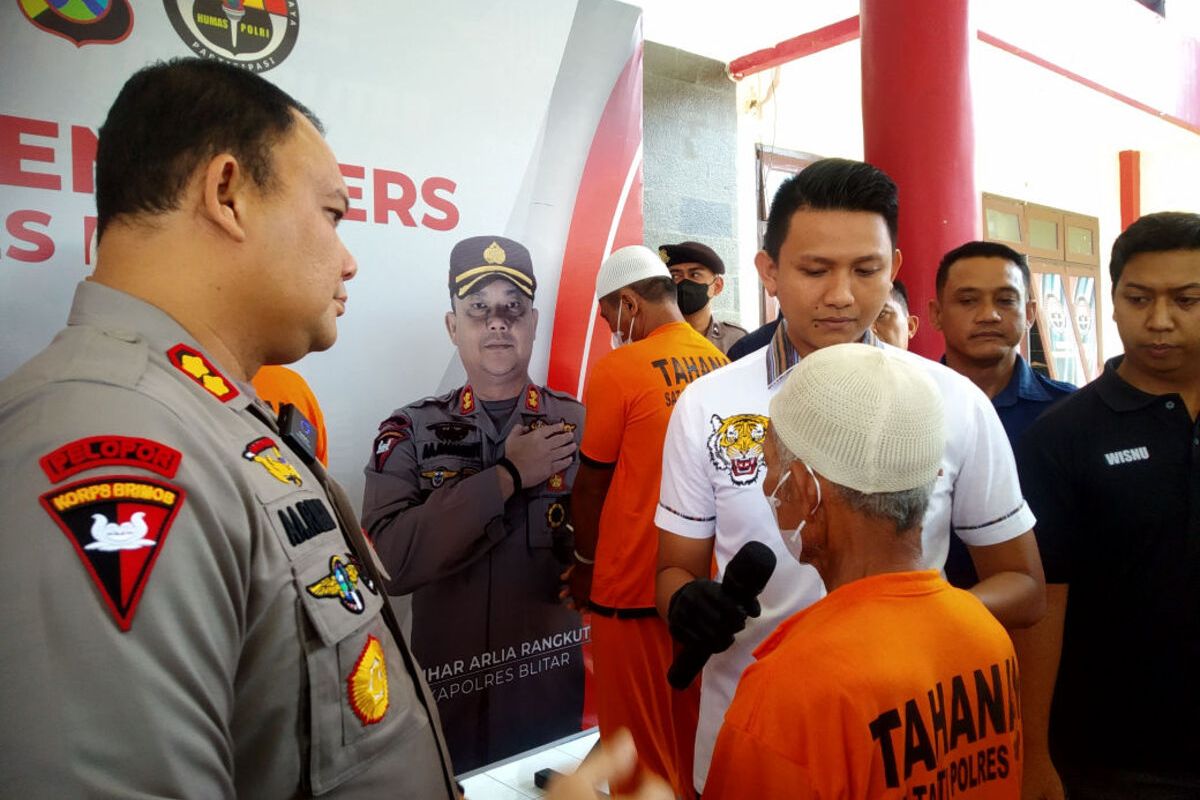 STS (73), warga Kecamatan Garum, Kabupaten Blitar, dihadirkan pada konferensi pers di Mapolres Blitar, Rabu (8/11/2023), sebagai tersangka penganiayaan hingga tewas terhadap istrinya sendiri.