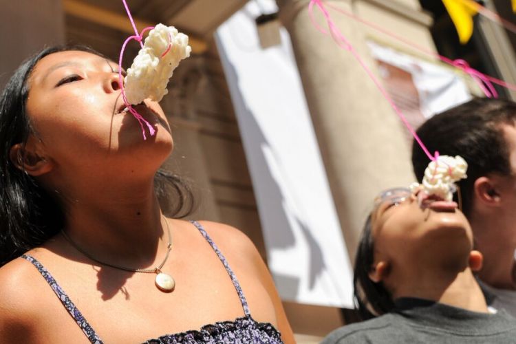 Lomba makan kerupuk di Indonesian Street  Festival, tanggal 26 Agustus di Manhattan, New York, Amerika Serikat.  